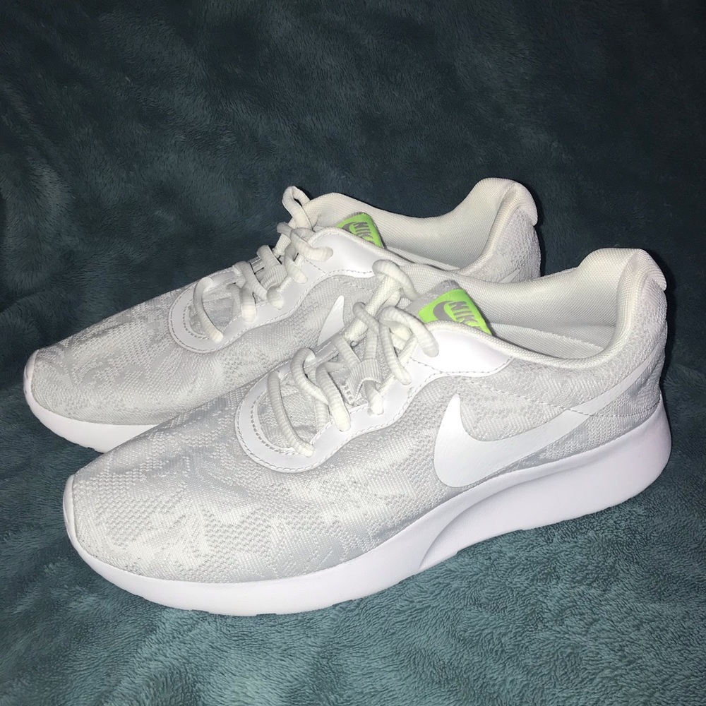 NIKE Women’s Tanjun ENG Floral Shoe